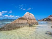 Wie eine Flosse ragt diese Felsformation aus dem Wasser der Anse Source d'Argent - La Digue